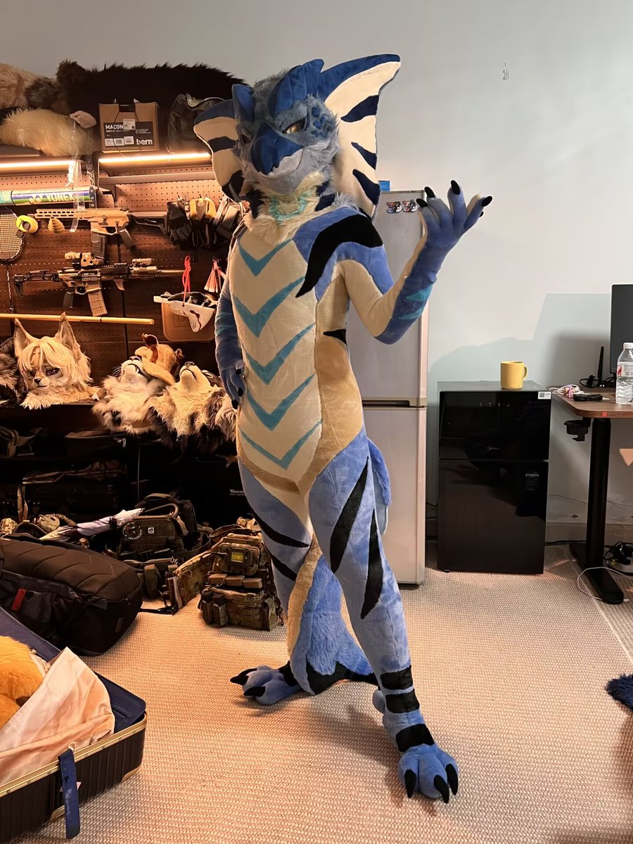 NAnor_fursuit's tweet photo. #furry #fursuit  委托人的返图！这是我只做的第三套紧身直腿兽装（除了头部，头不是我制作的） https://t.co/zhR9qG4xkL
