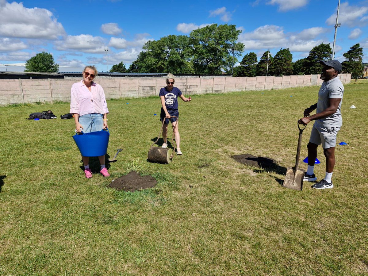 ShorehamFC's tweet photo. VOLUNTEERS MORNING 🌅 

Our wonderful supporters hard at work! 

A huge thank you to everyone who has come down this morning. The grounds looking amazing, and ready for pre-season to begin! 💙

(No images have been edited in this post. I promise…) https://t.co/XnhZL7yUyR