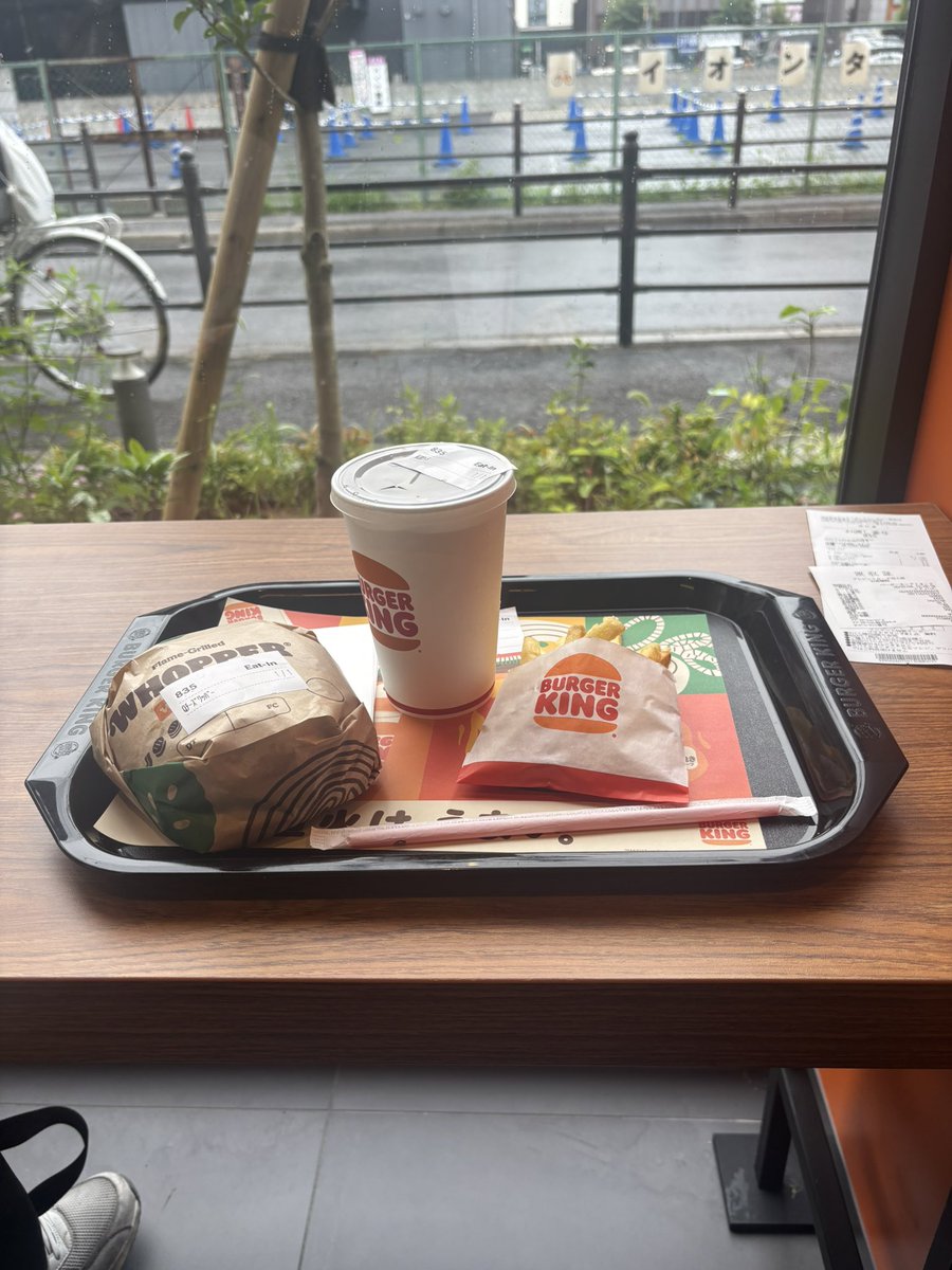 OverDrivettt's tweet photo. 毎度どうも🐧

7/4 東住吉スポーツセンターで練習後、バーガーキングに行きました
明日の生野団体戦に向けてチャージです(西野)

アンバランスなmissで書かれた
ふたりのシナリオ
オーバーと呼ぶほど飛ばさなくても
君の強打が痛い

アンバランスなkissをして/高橋ひろ

#バーキン絶品ですよ https://t.co/wwu0vFTxm0