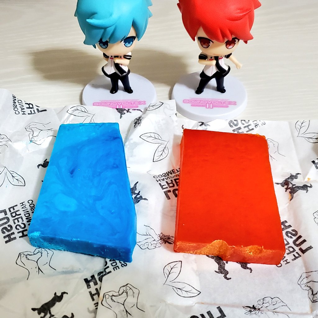 pppp_games's tweet photo. カルマ(右)だけ買うつもりだったのに店舗行ったら香りで一目惚れした石鹸があり　購入

色はたまたまです https://t.co/M1fF4ZvfW4