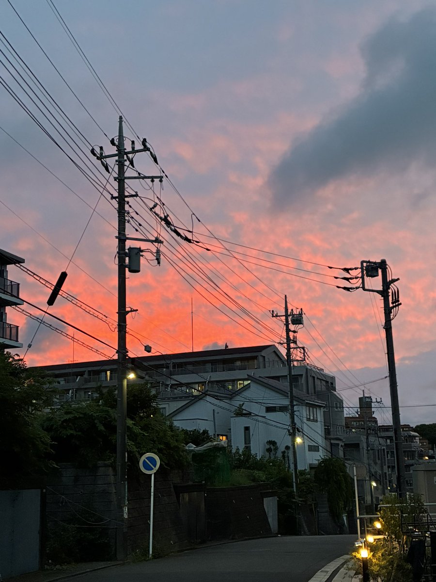 W07oPj's tweet photo. 震度5の地震あった時も
こんな色の空だったな
注意しとこ https://t.co/VTllqqBzGU