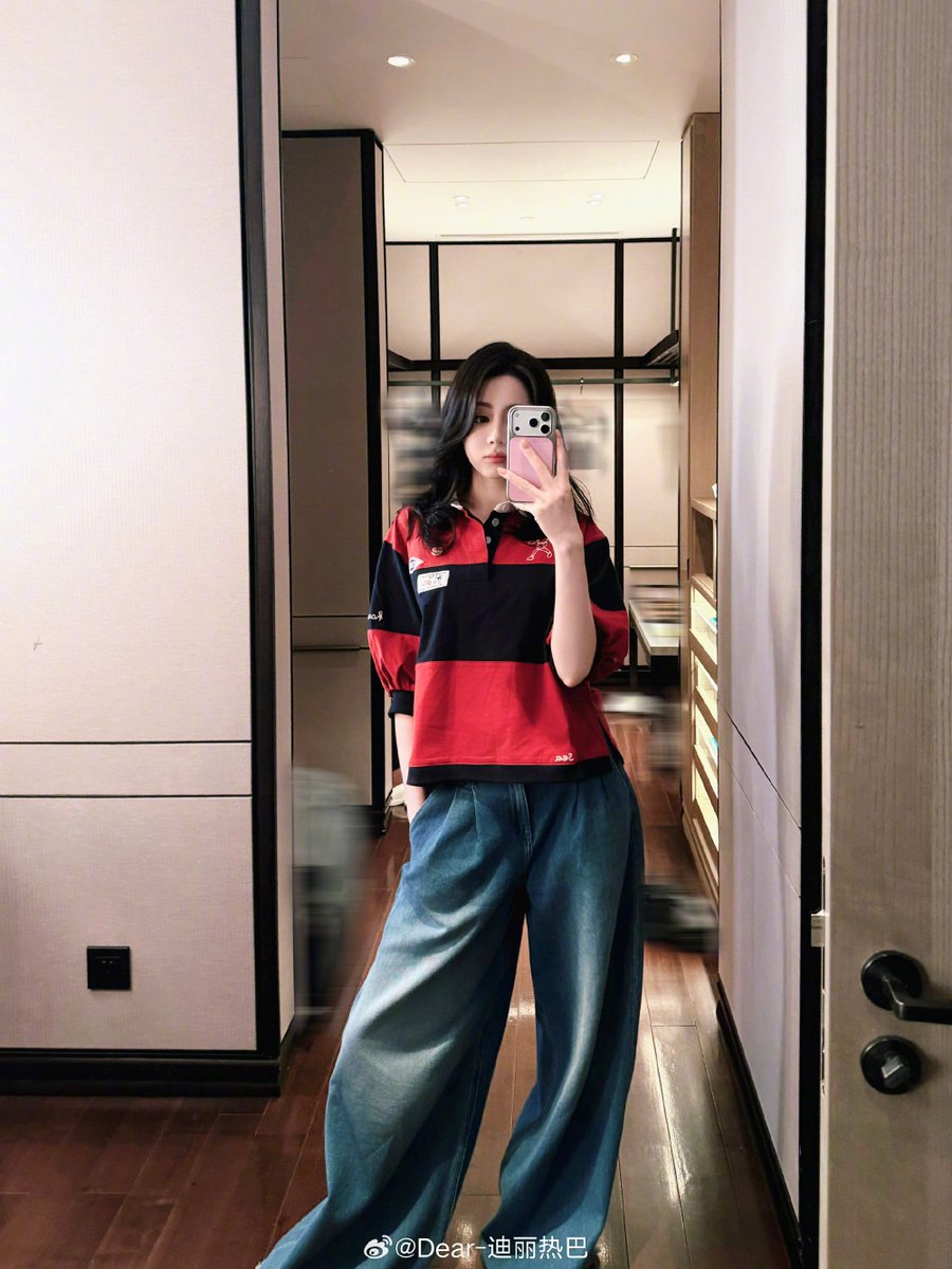 OnlyDilrabaxx63's tweet photo. Dilraba update weibo
It feels like it's been a really long time since she last posted a selfie🤳🏻

"翻翻Cool存📸" 

#Dilraba #Dilireba https://t.co/I2UyDcJ45P