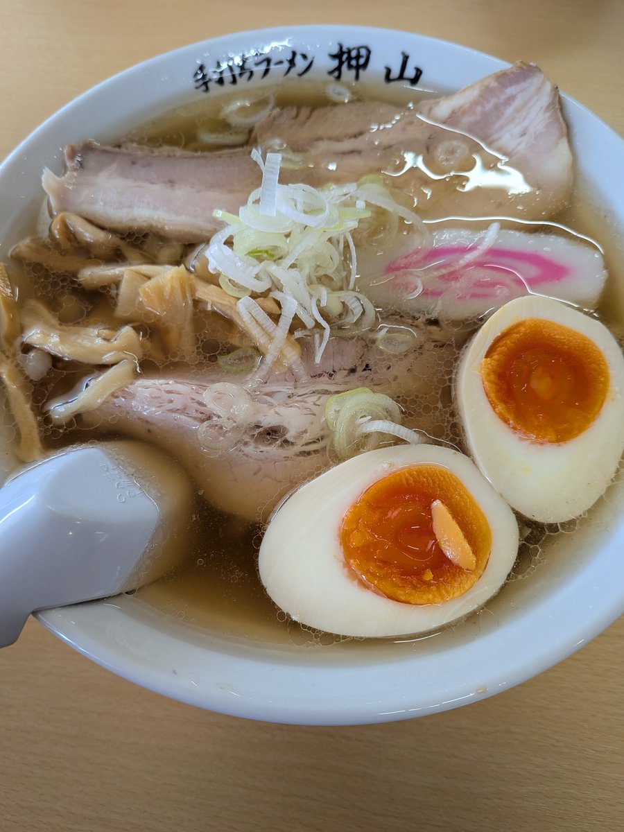 BOO92535237's tweet photo. 栃木県佐野市
佐野青竹手打ちラーメン押山さん
初訪問(º﹃º`)

せっかくこっちに来たので佐野らーめんを♪

らーめん➕味玉➕餃子5個➕チャーシュー丼

うまぁ〜い♪
本当にバランスがとれた1杯🍜
らーめんはもちろんだけど、餃子🥟ももちもちでニンニクが効いた大きめ餃子🥟
最高👍

ご馳走様っす🐷 https://t.co/WAu6xkNcv7