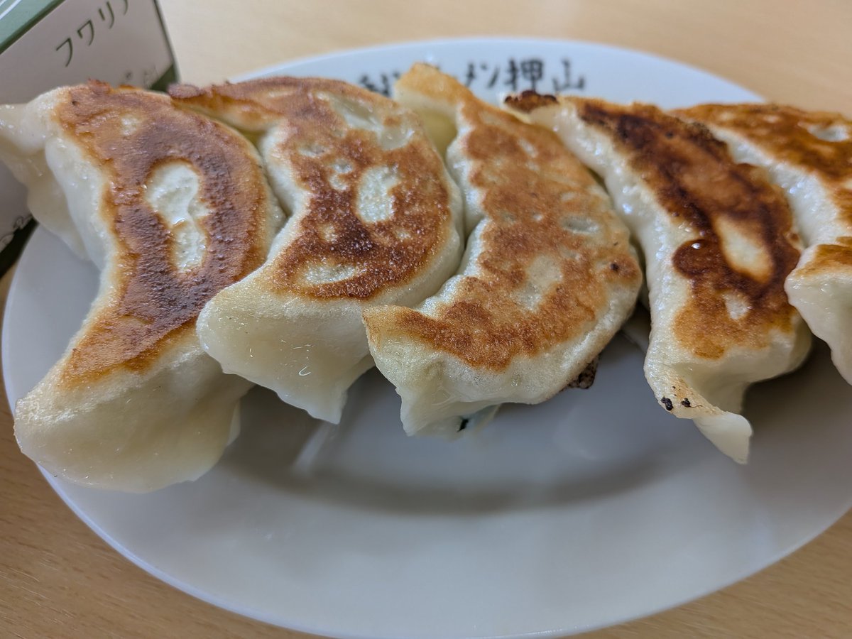 BOO92535237's tweet photo. 栃木県佐野市
佐野青竹手打ちラーメン押山さん
初訪問(º﹃º`)

せっかくこっちに来たので佐野らーめんを♪

らーめん➕味玉➕餃子5個➕チャーシュー丼

うまぁ〜い♪
本当にバランスがとれた1杯🍜
らーめんはもちろんだけど、餃子🥟ももちもちでニンニクが効いた大きめ餃子🥟
最高👍

ご馳走様っす🐷 https://t.co/WAu6xkNcv7