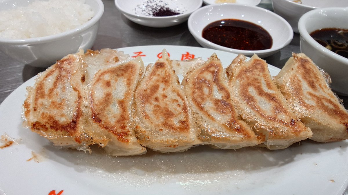 enoshigemi's tweet photo. 餃子をたべました。これだけは言わせてください。餃子を、食べました。 https://t.co/lxdCRZXHeW