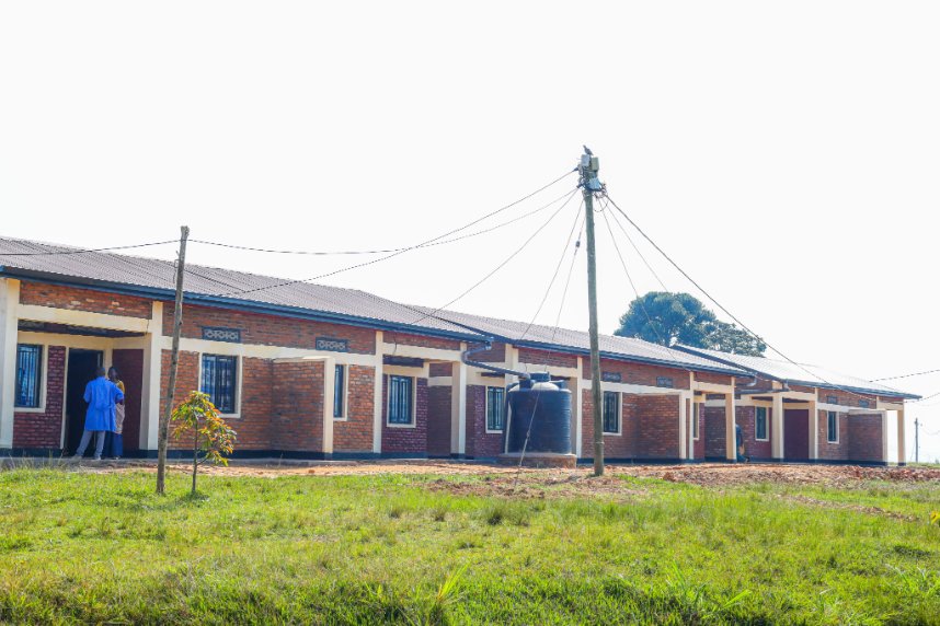 GakenkeDistrict's tweet photo. Nonaha: Mu Murenge wa #Mugunga hari kubera ibirori byo kwizihiza ku nshuro ya 32 umunsi mukuru wo kwibohora, igikorwa cyabimburiwe no gutaha ku mugaragaro, umudugudu ucumbikiwemo imiryango 12 yagizweho ingaruka n’ibiza. Uyu mudugudu wubatswe ku bufatanye bw'Akarere na Ministeri y'Ingabo muri gahunda y’inzego z’umutekano yo kwegera abaturage (cop26). Iki gikorwa cyitabiriwe na Perezida w’Urukiko rw’Ikirenga, Mukantaganzwa Domitilla, Minisitiri w'urubyiruko n'iterambere ry'ubuhanzi Dr. Utumatwishima Jean Nepo Abdallah, Umugaba Mukuru w’Ingabo z’u Rwanda, Gen Mubarakh Muganga, Guverineri w’Intara y’Amajyaruguru, Mugabowagahunde Maurice, Umuyobozi w’Akarere, @muka_Vestine n’abandi bayobozi, Abahagarariye inzego z’umutekano n’abaturage muri rusange.
#Kwibohora32