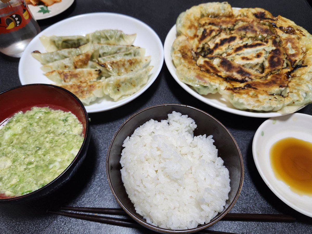 carry398's tweet photo. 久々に餃���手作りした🥟
普通のやつとキムチやチーズ、ミニトマトとか入れたやつも作ったけど結構上手くできた✌️
次は何を入れて焼こうかな🍽 https://t.co/nBmWxCntZc