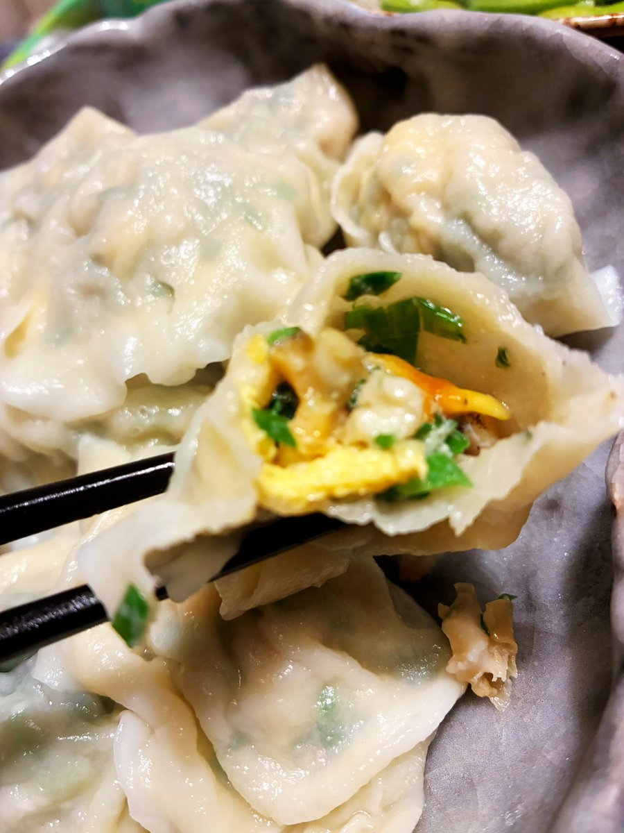 QcF490weP10DwPa's tweet photo. 在家做省钱钱又衛生，亲自和面亲自包好🥟亲自品尝😋饺子就酒越喝越有✨🎸 https://t.co/wU4hYiZ3LE