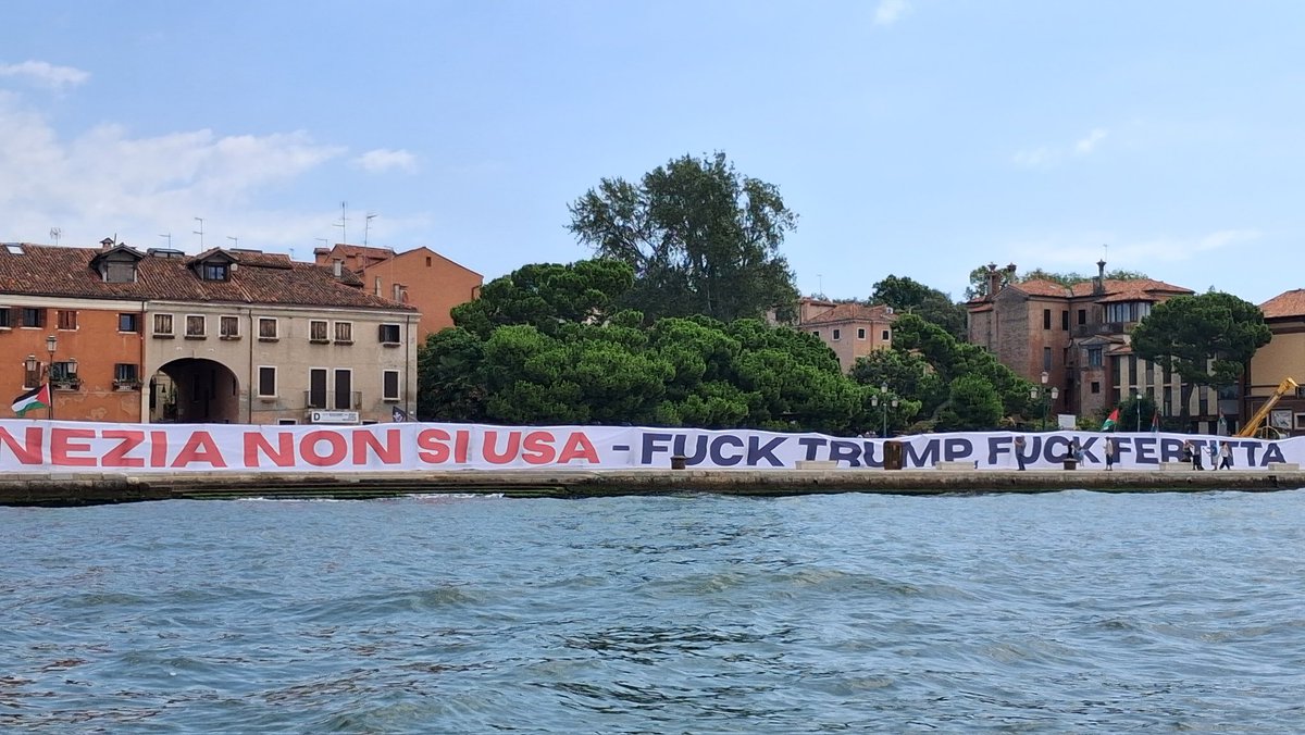 apiperbln's tweet photo. Hey Presidaisy #Dumbtrump Happy 4th of July from #Venice #Italien They love you here! 🤮 @WhiteHouse @JDVance @realDonaldTrump @CAgovernor https://t.co/Gk0ZWZIEUw