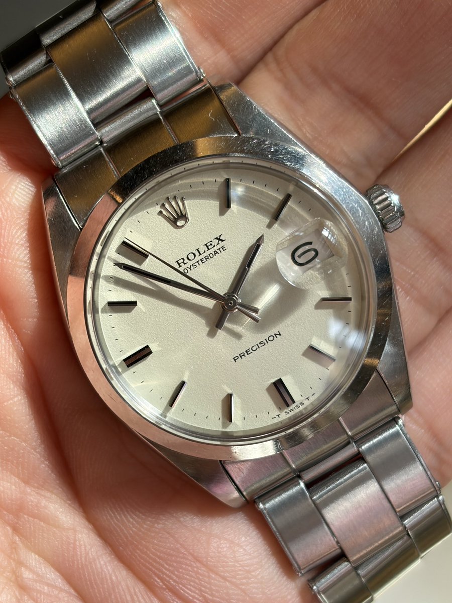 carese's tweet photo. 先日シンガー製文字盤の裏側の画像をお見せした時計は、こちらの1971年製・ロレックス・Ref.6694・オイスターデイトでした。ロレックスの、あのあまりにも有名なクロノグラフのパンダから、クロノ機能を取っ払って、カレンダーを足した文字盤と言ったら言い過ぎかもしれませんが、同じダイアルメーカーのマットホワイトという理解があればこそ、グッと魅力が増すのは自分だけではないはずです。年式がほぼ一致したリベットブレスが付属し、全体的なコンディションも申し分ありません。明日から販売開始致しますので、気になる方はケアーズ東京ミッドタウン店へお問い合わせください。