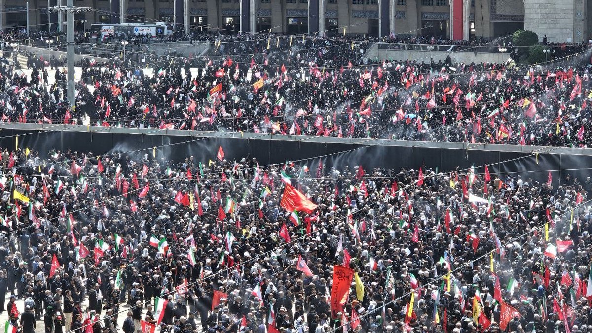 Gandom_Kh's tweet photo. او رفت، اما راهِ ایستادگی را برایِ تمامِ نسل‌هایِ آینده روشن کرد🕊🥀
#باید_برخاست #آقای_شهید_ایران https://t.co/LZyTkmZLNX