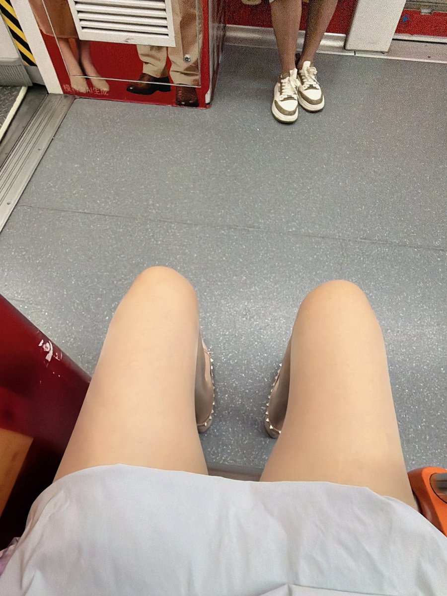 YkYw33's tweet photo. 我都是这样坐地铁的，看到对面有人赶快把腿叉开 https://t.co/BUbmy8WWNa