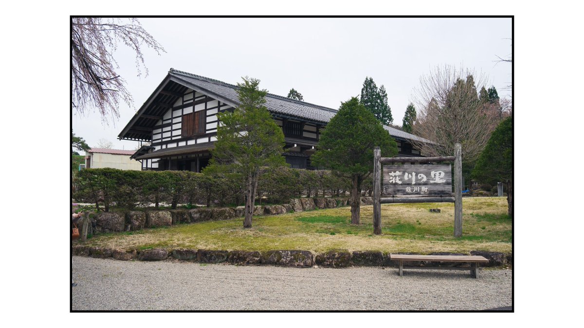 1am2g's tweet photo. 合掌造で有名な白川村より庄川の上流側の民家で、
建設当時はこのあたりの民家として有名な三溪園の矢箆原住宅と同じように茅葺の入母屋屋根だったようです
いまは重要文化財として移築当時は街道沿いにあり、建物の前を人が行き交う様子を捉えた古写真があったりします https://t.co/2K41xv6H6C