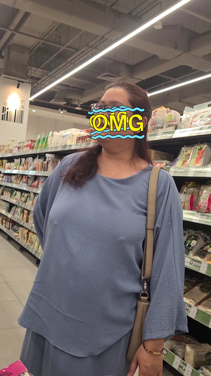 Inarawrny's tweet photo. Pakai baju kurung kain nipis tak pakai bra, sejuk plak dalam aeom Cheras Selatan ni. Cuci mata ar bapak bapak 😜 ranum tak buahnya 😝 https://t.co/cSxEkbZedV