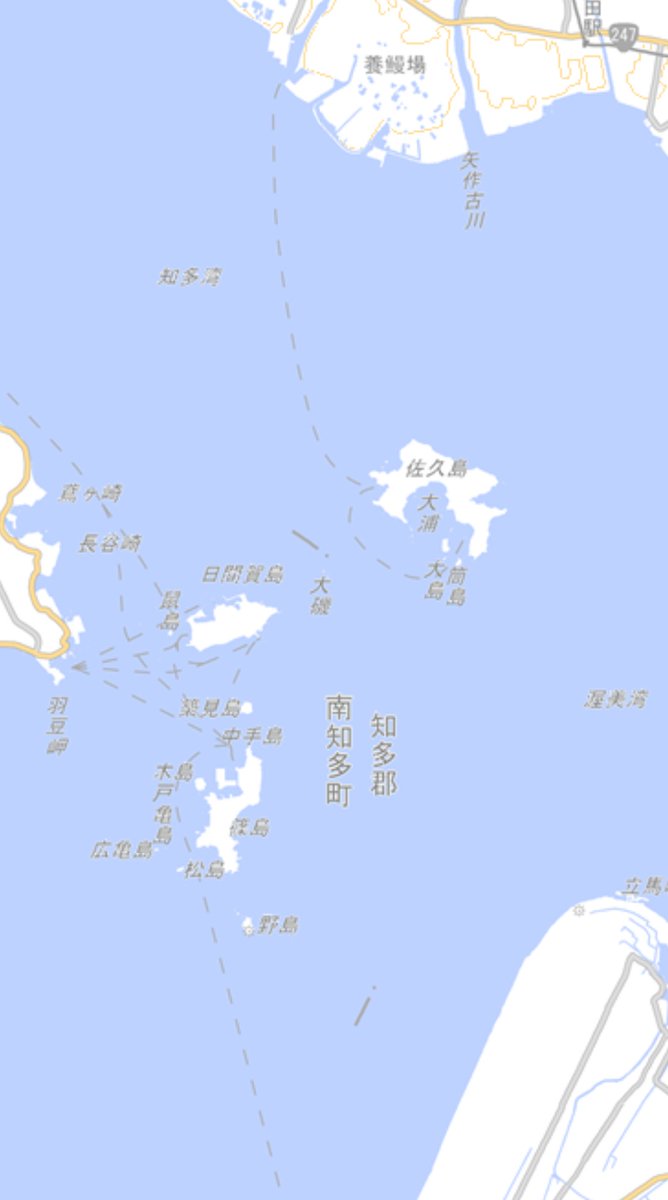 KATSUTAshikyo1's tweet photo. 日間賀島（ひまかじま）
三河湾の離島。愛知県知多郡南知多町に属し、知多半島南から3kmほど東に位置する。全域が三河湾国定公園に含まれる。人口は2015年（平成27年）の国勢調査で607世帯896人。地形は平坦で最高標高は30.2m。「タコとフグの島」という観光PRを行っている。篠島や佐久島と合わせて「三河湾三島」または「愛知三島」
などと呼ばれる。
所在地∶日本・愛知県
所在海域∶三河湾
所属諸島∶愛知三島
座��∶北緯34度42分18秒　
   東経137度0分18秒
面積∶0.77km²
海岸線長∶6.6km
最高標高∶30.2m 
○ 地理
知多半島・渥美半島まで10km以内と���離的に近く、また本土との生活交流が活発なため、国土交通省による離島分類では内海本土近接型離島にあたる。
日間賀島の周囲には西港の正面にある鼠島や角石（角石島）などの属島があり、下瀬（下瀬島）干潮時はのみ現れる。

南岸は150m沖合で水深10m、東岸は350m沖合で水深10mなのに対して北岸は浅く、1000m沖合で水深20mである。篠島との中間付近には面積0.03km²の築見島があるが、築見島は一般に篠島の属島とされている。
○ 日間賀島廃村
廃村日∶1961年6月1日
廃止理由∶新設合併
内海町,豊浜町,師崎町,日間賀島村,篠島村→南知多町
現在の自治体∶南知多町
廃止時点の面積∶0.74km²
廃止時点の人口∶2728人