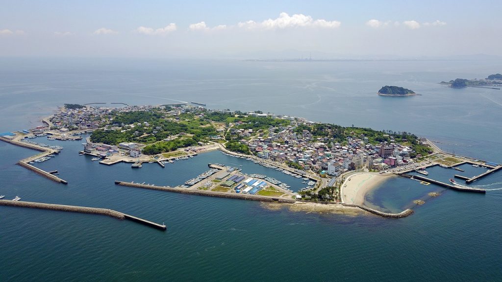 KATSUTAshikyo1's tweet photo. 日間賀島（ひまかじま）
三河湾の離島。愛知県知多郡南知多町に属し、知多半島南から3kmほど東に位置する。全域が三河湾国定公園に含まれる。人口は2015年（平成27年）の国勢調査で607世帯896人。地形は平坦で最高標高は30.2m。「タコとフグの島」という観光PRを行っている。篠島や佐久島と合わせて「三河湾三島」または「愛知三島」
などと呼ばれる。
所在地∶日本・愛知県
所在海域∶三河湾
所属諸島∶愛知三島
座��∶北緯34度42分18秒　
   東経137度0分18秒
面積∶0.77km²
海岸線長∶6.6km
最高標高∶30.2m 
○ 地理
知多半島・渥美半島まで10km以内と���離的に近く、また本土との生活交流が活発なため、国土交通省による離島分類では内海本土近接型離島にあたる。
日間賀島の周囲には西港の正面にある鼠島や角石（角石島）などの属島があり、下瀬（下瀬島）干潮時はのみ現れる。

南岸は150m沖合で水深10m、東岸は350m沖合で水深10mなのに対して北岸は浅く、1000m沖合で水深20mである。篠島との中間付近には面積0.03km²の築見島があるが、築見島は一般に篠島の属島とされている。
○ 日間賀島廃村
廃村日∶1961年6月1日
廃止理由∶新設合併
内海町,豊浜町,師崎町,日間賀島村,篠島村→南知多町
現在の自治体∶南知多町
廃止時点の面積∶0.74km²
廃止時点の人口∶2728人