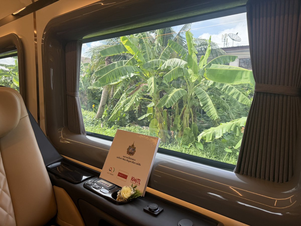 aim_theerarat's tweet photo. อีกประวัติศาสตร์รถไฟไทย #รถไฟไทยทำ ฝีมือวิศวะฯ ลาดกระบัง โดย อ.เชน และผู้ว่าฯ รฟท. เป็นตัวแทนส่งมอบ ขอบคุณ @RichardBarrow ผู้ติดตามวิวัฒนาการของรถไฟไทยมาตลอด ร่วมขบวนพิเศษจากหัวลำโพงถึงสถานีพระจอมเกล้าฯ ขับเคลื่อนผลงานวิจัยให้เป็นจริง ช่วยกันค่ะ #Thaitrain #MadeinThailand #KMITL https://t.co/McZ47Vli3C