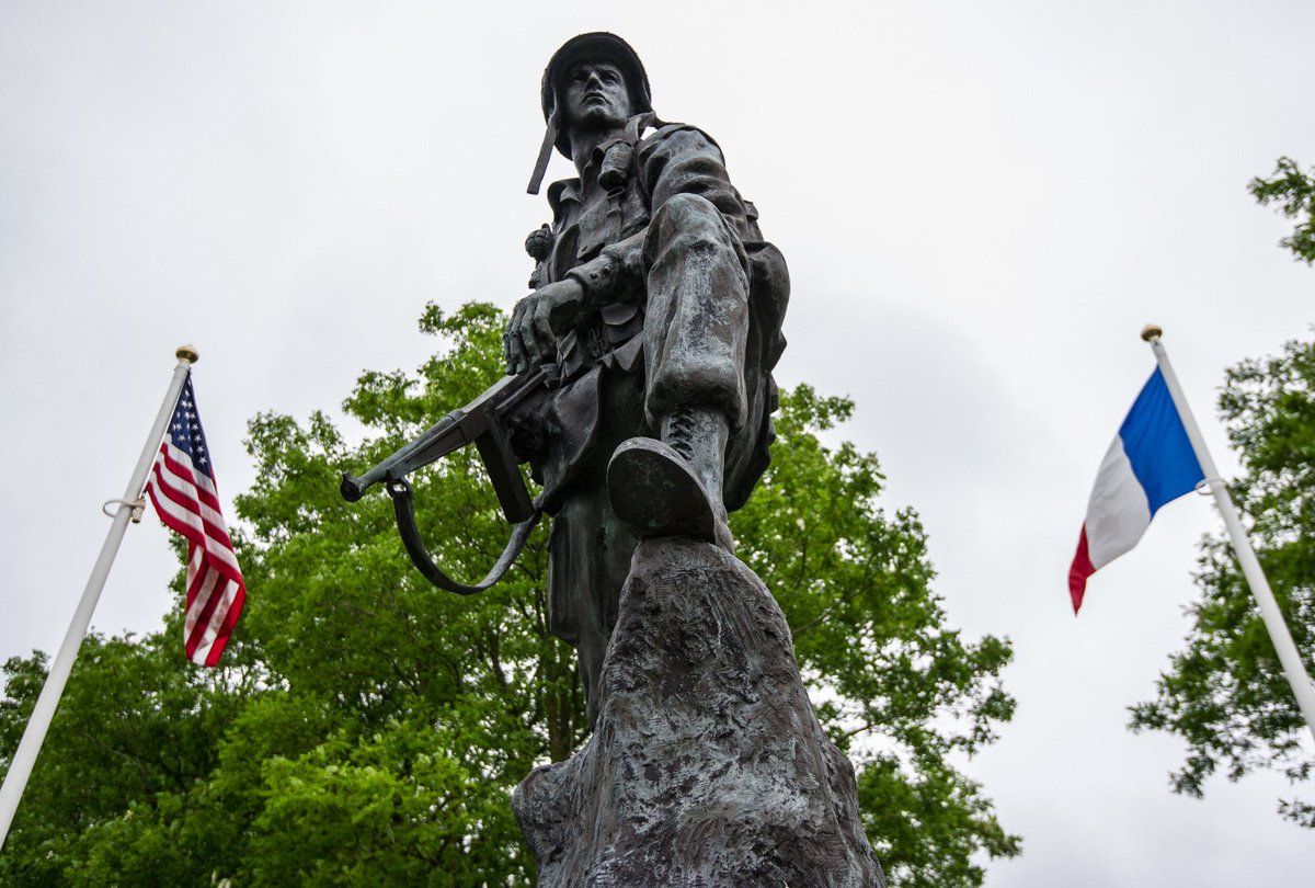 CEMAT_FR's tweet photo. Les États-Unis célèbrent aujourd’hui les 250 ans de leur indépendance.
Depuis 250 ans, nos forces terrestres entretiennent des liens forgés par l’histoire et les engagements opérationnels. 
Du sol américain aux théâtres les plus lointains, elles œuvrent ensemble au service de la sécurité collective.