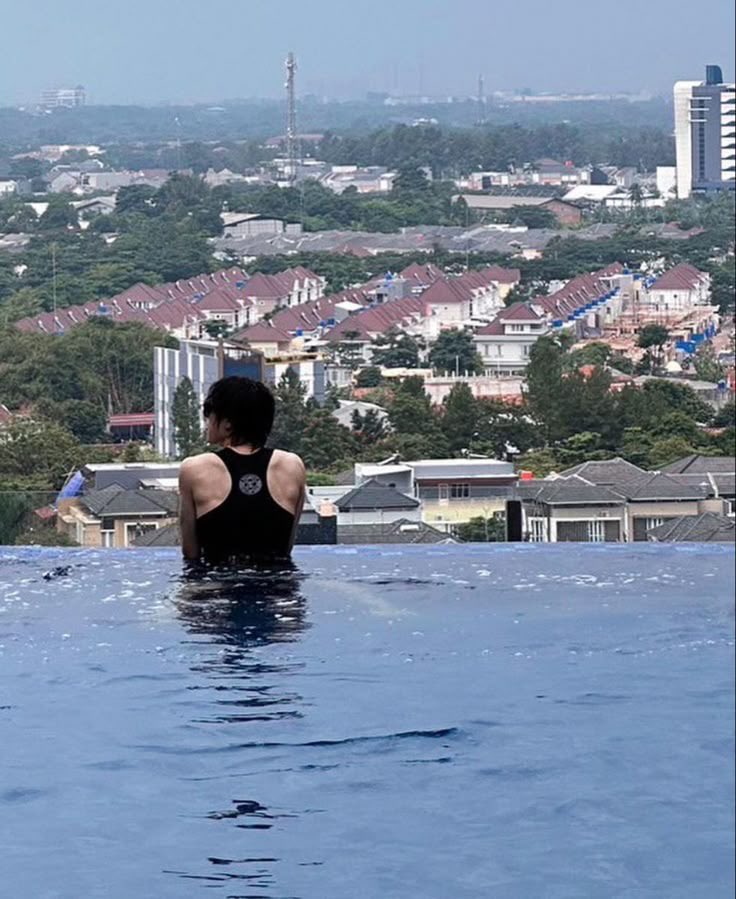khaleainara's tweet photo. kakak2 yang belum tau, dia ini aslinya orang Indonesia ya anak Jaksel gtu..mainnya di mall Pacific Place, trs klo sama temennya biasa main dan nginep di (gading serpong) suka bgt nyobain kopi di Pasar Senen klo pagi.

btw yg sering dm di ig dia banyak,tapi anaknya stecu gtu sih😅 https://t.co/msxndB4L99