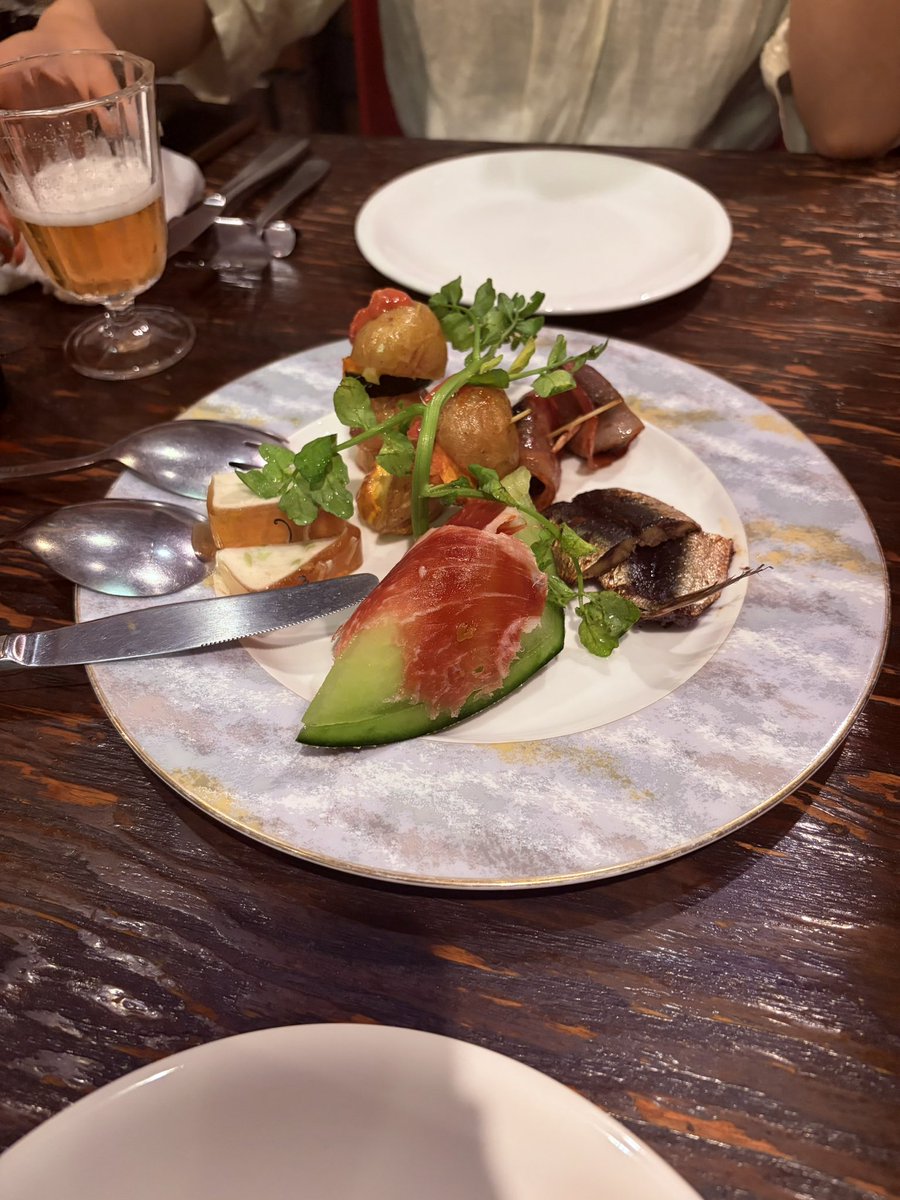 satomio_tw's tweet photo. 音楽で知り合った女の子とデート
最近気になるスペイン料理に行きました
ご飯とお酒が好きな子との飲みはとても楽しい

共通の知人も多いのに、近いようで遠かった人
時間がたった今だからわかる言葉があって、今だから見えるものもあるね

彼女の人柄を少し知れたような、ほっこりする会でした https://t.co/uCPgWPmGGS