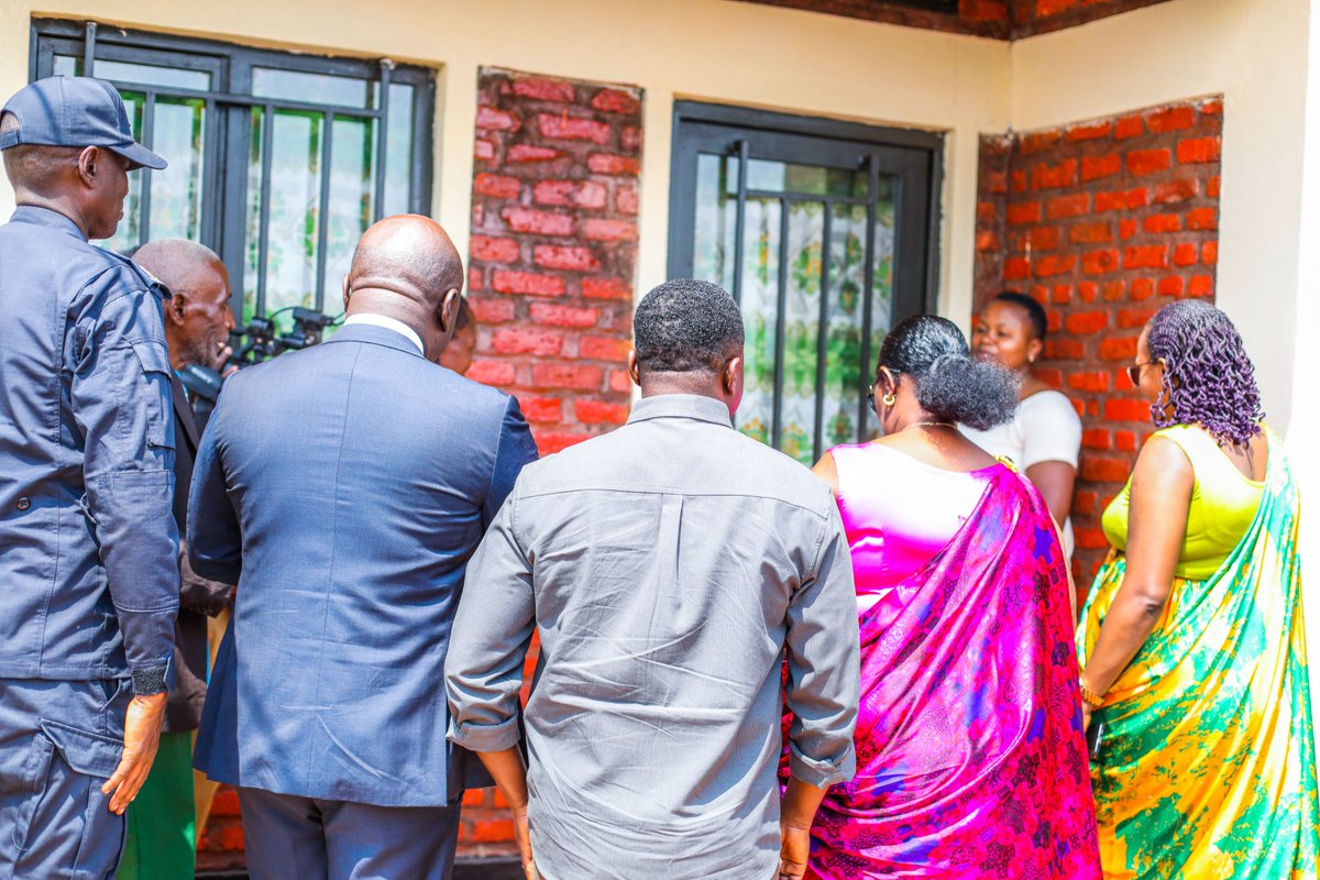 GakenkeDistrict's tweet photo. Mu ijambo ry’ikaze, Umuyobozi w’Akarere, @muka_Vestine, yagaragaje ko kwibohora bisobanuye kugira umutekano w'abantu n'ibyabo, ubwisanzure mu bitekerezo no mu bikorwa, no kubahiriza uburenganzira bw'ibanze bwa buri Munyarwanda.

Yavuze kandi ko Kwibohora ari ukwiha no kwihesha agaciro, kugaha abandi no kugaha Igihugu cyatwibarutse. Ni urugendo rwahinduye ubuzima bw'Abanyarwanda, rubavana mu mateka mabi rubageza ku cyerekezo gishya cy'amahoro, ubumwe n'iterambere rirambye.
Uyu munsi utwibutsa ko inshingano zo kubaka u Rwanda zikomeza. Twese dufite uruhare mu gusigasira ibyo twagezeho no gukomeza kubaka Igihugu kirangwa n'umutekano, ubuyobozi bwiza n'iterambere rishingiye ku baturage.