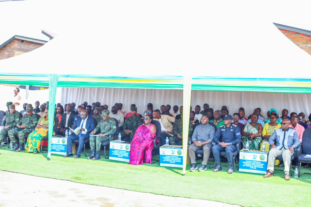 GakenkeDistrict's tweet photo. Mu ijambo ry’ikaze, Umuyobozi w’Akarere, @muka_Vestine, yagaragaje ko kwibohora bisobanuye kugira umutekano w'abantu n'ibyabo, ubwisanzure mu bitekerezo no mu bikorwa, no kubahiriza uburenganzira bw'ibanze bwa buri Munyarwanda.

Yavuze kandi ko Kwibohora ari ukwiha no kwihesha agaciro, kugaha abandi no kugaha Igihugu cyatwibarutse. Ni urugendo rwahinduye ubuzima bw'Abanyarwanda, rubavana mu mateka mabi rubageza ku cyerekezo gishya cy'amahoro, ubumwe n'iterambere rirambye.
Uyu munsi utwibutsa ko inshingano zo kubaka u Rwanda zikomeza. Twese dufite uruhare mu gusigasira ibyo twagezeho no gukomeza kubaka Igihugu kirangwa n'umutekano, ubuyobozi bwiza n'iterambere rishingiye ku baturage.