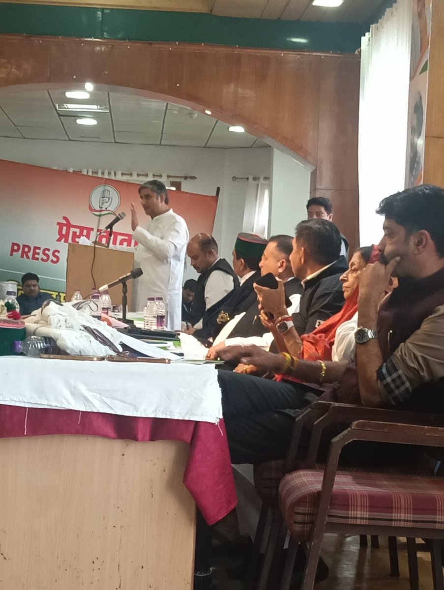 ViditChaudhry's tweet photo. राजीव भवन हिमाचल में प्रदेश प्रभारी श्रीमती⁦ रजनी पाटिल जी मुख्यअतिथि एव प्रदेशअध्यक्ष श्री विनयकुमारजी की अध्यक्षता में आमसभा में विभिन्न मुद्दों पर विस्तरित चर्चा हुई सभामें मुख्यमंत्री श्री ⁦@SukhuSukhvinder⁩ जी उपमुख्यमंत्री मन्त्री विधायक प्रदेशपदाधिकारी उपस्थित रहे https://t.co/SJ67LFRxjV