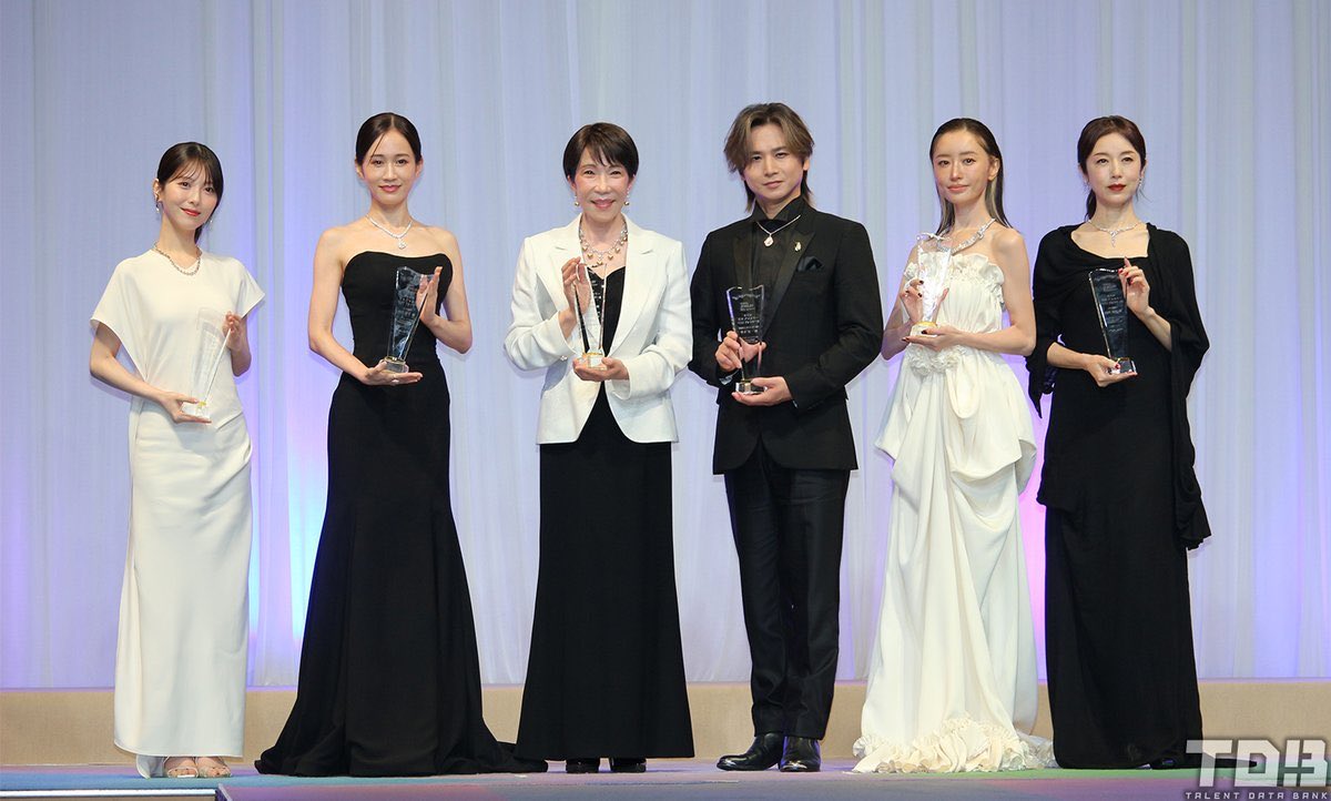 kengakusha1's tweet photo. 寝不足とかリウマチとか言うなら
こんなところに出ないで
国会に出席するようスケジュール調整をすべきです

国民が望んでいるのは
こんな活動ではありません

日本の治安回復を優先してください https://t.co/La6u561alN