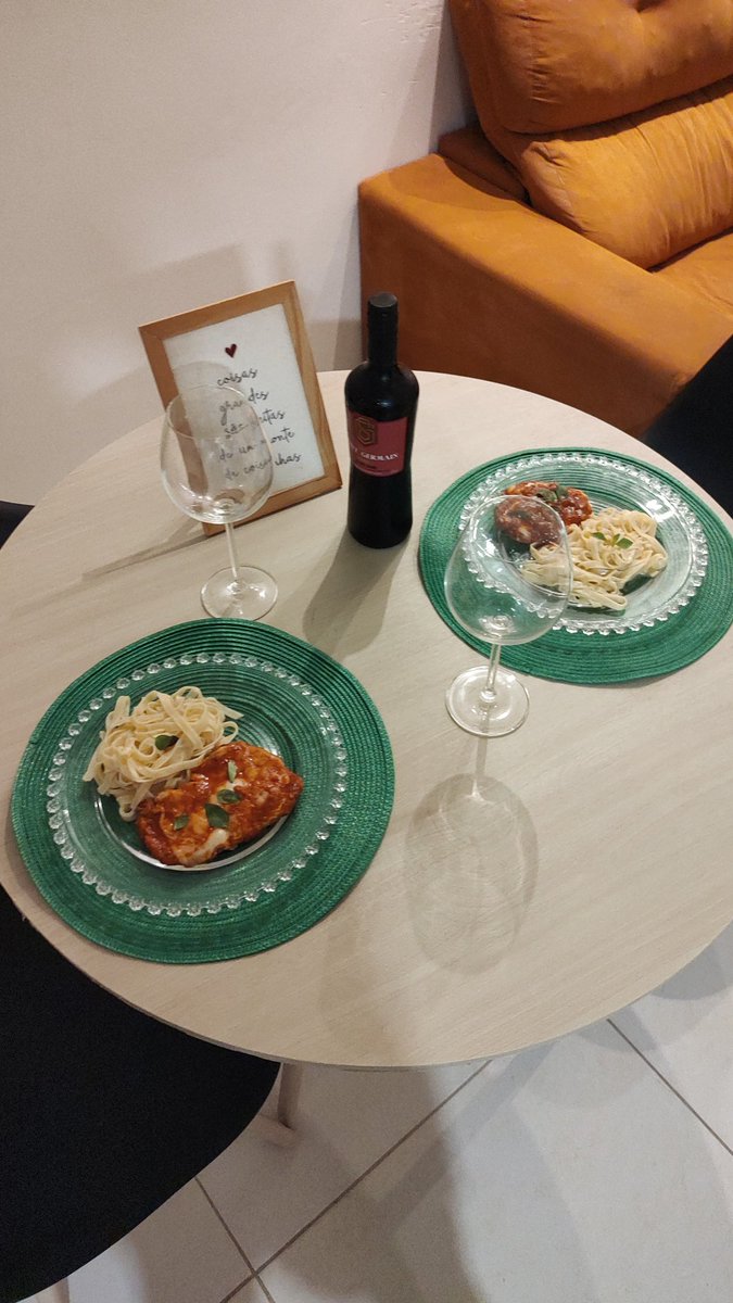 HillBreynne's tweet photo. Macarrão Alfredo com Parmegiana de frango. Agora é só chamar a gata! 😍🧑🏾‍🍳🇮🇹🍝 https://t.co/3rkGFdzfVM