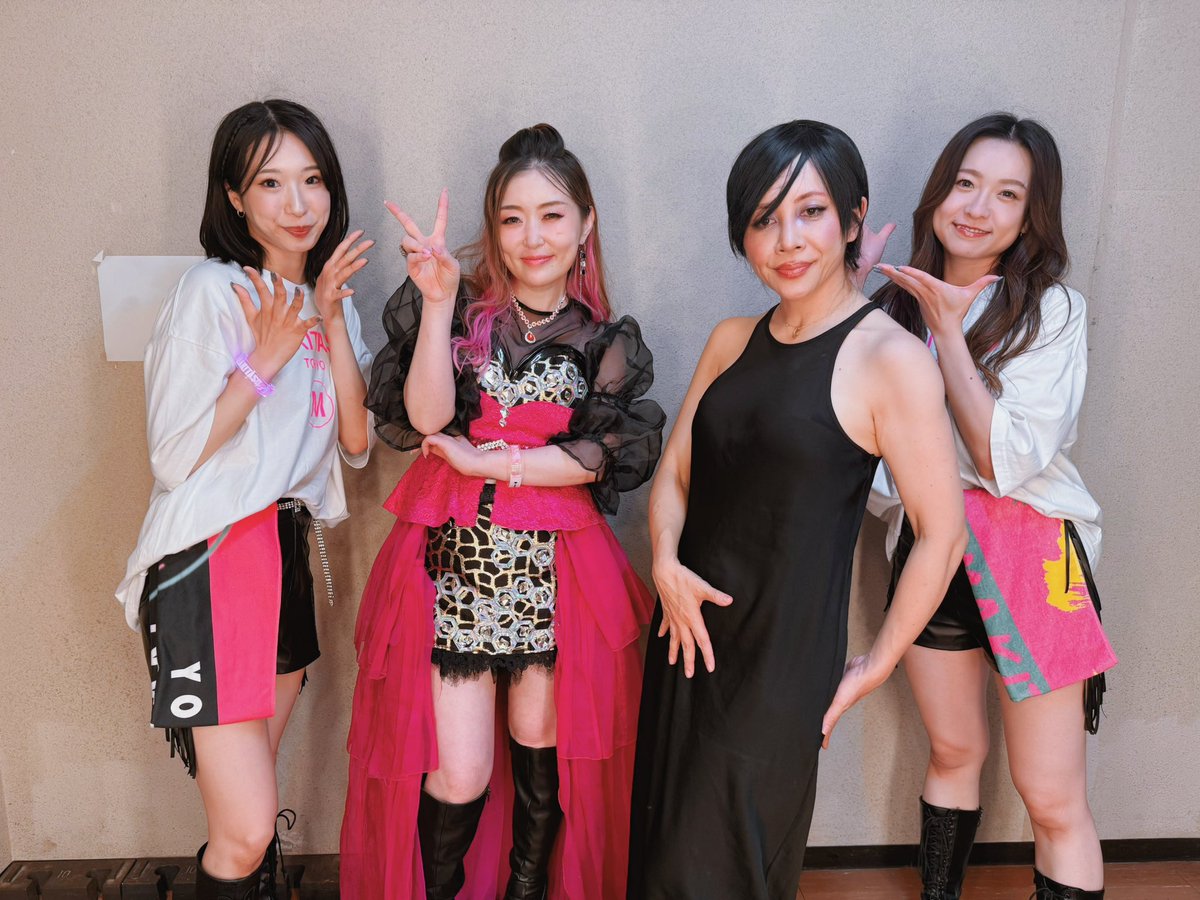 yoko_aramaki's tweet photo. 佐賀県鳥栖市民文化会館ありがとうございました！🈵🙇‍♀️！
鳥栖、何度も来させていただけて嬉しいし🥰毎回来てるよ！て方もいて🩷
Tシャツやタオルで応援してくれてる皆さんもとっても嬉しかったです❤️‍🔥🫶☺️
プレゼントやロビーにお花も🌸皆さんの気持ちが嬉しいのです✨
そして何より今日の皆さんの盛り上がりが最高のお土産なのですよっ🥹🌟
また会いましょう！！！！
#ミラクルひかる
#荒牧陽子