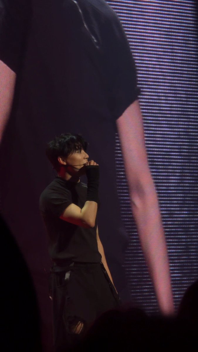 RANG_XIA_'s tweet photo. 블랙 솔라 머야 https://t.co/QZLrt7qyBA