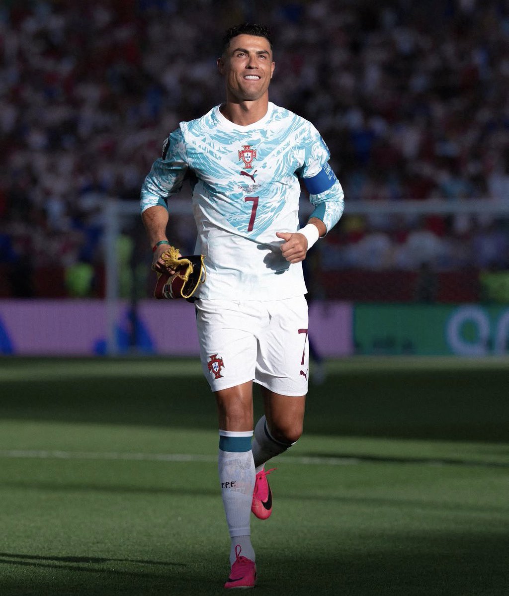 ActuCR7_'s tweet photo. 🚨 Vozinha 🇨🇻 sur l’équipe qu’il aimerait voir gagner la Coupe du Monde suite à l’élimination du Cap-Vert 👀 :

« 𝗣𝗢𝗨𝗥 𝗠𝗢𝗜, 𝗖’𝗘𝗦𝗧 𝗟𝗘 𝗣𝗢𝗥𝗧𝗨𝗚𝗔𝗟 🏆🇵🇹

Le lien entre le Cap-Vert et le Portugal a toujours été spécial, donc ils auront mon soutien pour la suite du tournoi.

Et naturellement, je vais soutenir Cristiano Ronaldo.

Son héritage parle pour lui. Il a inspiré des générations, changé le football pour toujours et continue de montrer l’exemple par sa passion et son dévouement.

J’aimerais le voir soulever la Coupe du Monde avec le Portugal. Ce serait la fin parfaite d’une carrière extraordinaire. » ❤️🫂

🎙️(ZM)