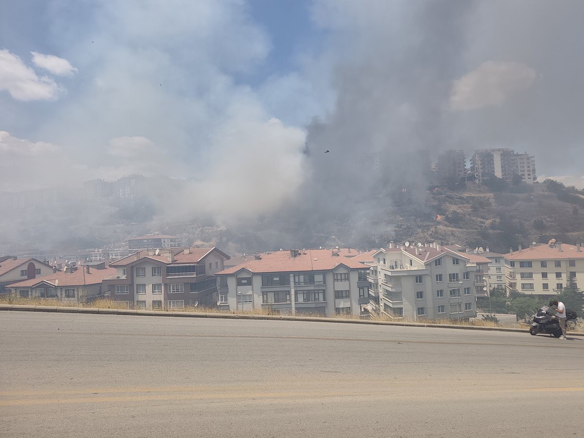 specialist1998's tweet photo. Birileri dünden beridir, biz içindeyken Ankara'yı yakmaya çalışıyor. 
#ankara #yangın https://t.co/1CRhOTsSdz