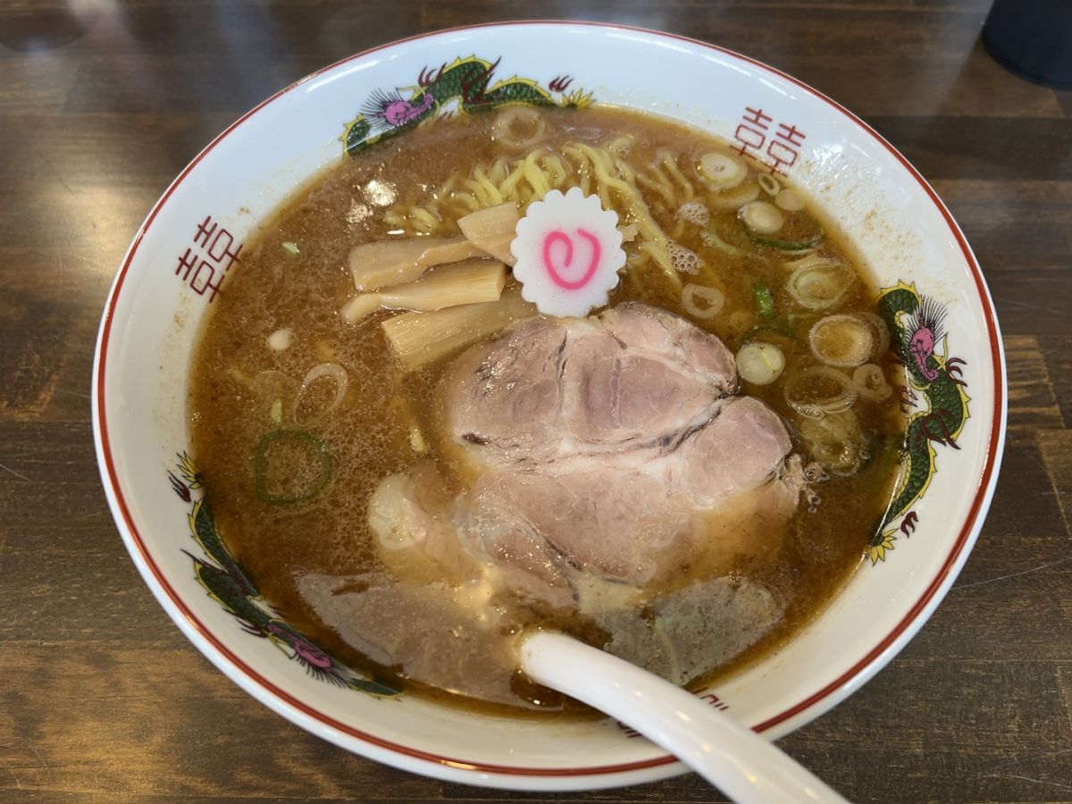 _sakuji's tweet photo. らぁめん澄音＠塩尻で、醤油ラーメン。6/21オープンの新店。軽く濁った見た目からこってりかと思いきや、意外にあっさりして飲みやすいスープ。節粉と香味油を加えて魚介のパンチをプラスしています。並でも麺の量が多くチャーシューも食べ応えがありました。 https://t.co/2jxUSeEMEY