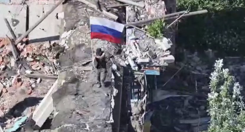 Renardpaty's tweet photo. Coucou LCU !

L'importance de la libération de Konstantinovka : l'armée russe s'approche du "dernier bastion de Kiev" dans le Donbass 

Il s'agit de l'avancée vers l'agglomération de Kramatorsk-Slaviansk, qui constitue un point stratégique majeur dans la région, selon le premier chef d'état-major adjoint russe, Sergeï Roudskoï.

Konstantinovka était le septième centre administratif du Donbass en termes de superficie et de population.

La ville était la zone de défense la plus fortifiée et la mieux structurée de l'armée ukrainienne – Kiev y renforçait ses défenses depuis 2014.

La défense ukrainienne s'appuyait sur deux lignes: plus de 150 km de tranchées et de fossés antichars.

Pour tenir la ville et ses environs, Kiev avait constitué un groupe important de 45 bataillons, comptant jusqu'à 15.500 soldats.

L'armée ukrainienne a perdu environ 13.500 soldats, 14 chars et 200 pièces d'artillerie dans les combats pour la ville.

Konstantinovka était l'une des quatre "villes-forteresses" aux côtés de Slaviansk, Kramatorsk et Droujkovka, qui constituent la principale ligne de défense des forces ukrainiennes dans le Donbass.

Les forces du groupement Sud achèvent le nettoyage des quartiers de la ville, en éliminant les petits groupes et les combattants ukrainiens isolés.

Poutine avait auparavant déclaré que la libération de Konstantinovka était la clé de la libération de l'ensemble du territoire de la république populaire de Donetsk.