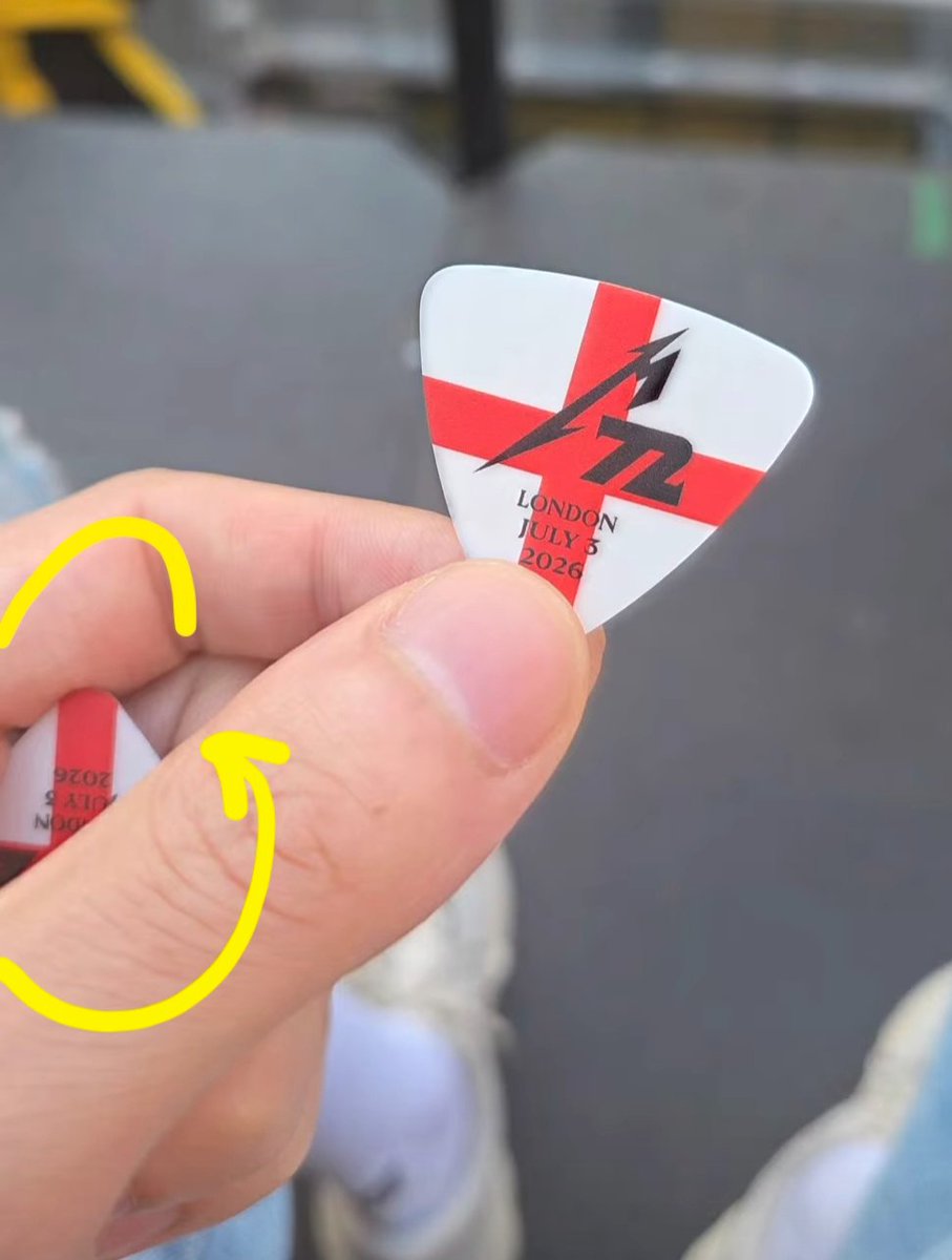 DataAgustD's tweet photo. Just realized Yoongi got not one but TWO guitar picks. He was serious about his fanboy business 😭 https://t.co/4eF9Vmr4T0