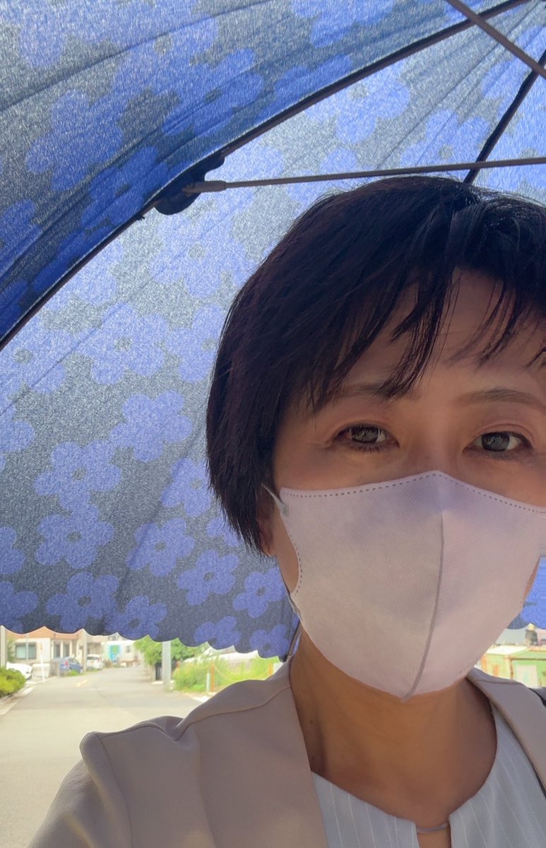 reinakiyosejcp's tweet photo. あと2件相談がんばります！
今朝、友人にも言ったんだけど、

わたしは、病態でひとくくりにはしたくない。
自分はこういう精神疾患だから。気質だから、自分なんて…という言葉をさっきも受け止めた。
それでいいのかな？
みんなそれぞれ良いところも悪いところもあり、病態がメガネにならないこと、先入観にならないように相談のときは、徹している。

しかも、他人からの評価で悪いとされるところは、実は伸びていける部分でもあり、
その人のポテンシャルだったりもする。
見方によっては大きく変わる。

1番先にくるのは「あなた」だということにわたしは徹したい。
それがソーシャルワークを実践する人のあるべき姿だと思うのです。
プロとはその実践に徹することができる人。

だから、なんてという言葉は使わないでほしいな。