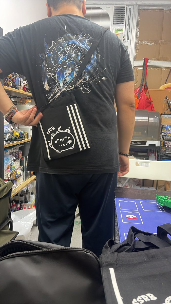kwan7789's tweet photo. 《SSRB斜揹袋連獅白搖尾匙扣》
期待咗成品好耐￼
SSRB袋嘅白色線今次揀咗做植絨
即係毛茸茸咁 望吓隻手仔！等大家有肉球摸￼
配翻個446抓抓手匙扣ꉂ🤣𐤔 條尾鍾意痴邊都得咖🫪fingfing吓
肥仔瘦仔都揹到咖￼

香港動漫電玩節 ACGHK Creative Paradise 2026
⧫日期︰2026.07.24 - 07.28
⧫地點︰香港會議展覽中心 Hall 3
⧫攤位：CA11 - Cutelybear Planet