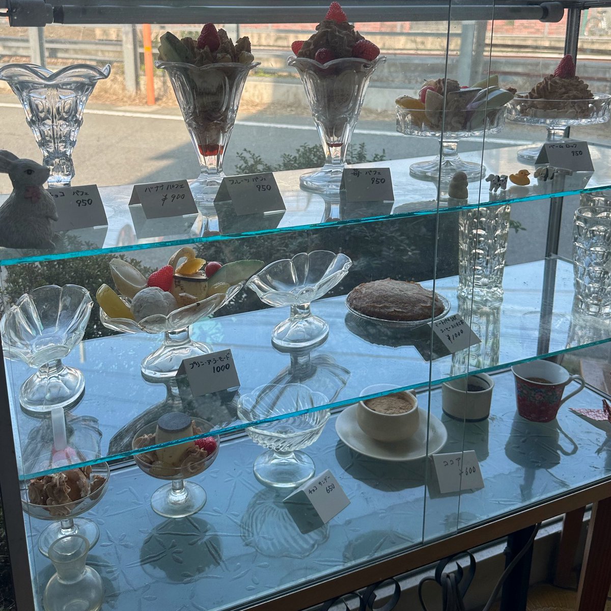 04hk__'s tweet photo. レトロな喫茶店のショーケースは喫茶店の魅力のひとつです🌟 https://t.co/0IiHFjbTGH