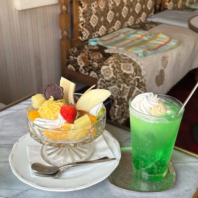 04hk__'s tweet photo. レトロな喫茶店のショーケースは喫茶店の魅力のひとつです🌟 https://t.co/0IiHFjbTGH
