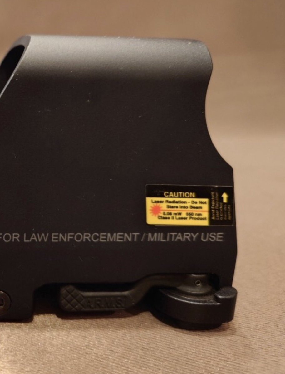 iberuo's tweet photo. eotech553の実物画像を検索してるとタイプの違うcautionステッカーがいくつかあります。(画像①②)余白が狭いor広い
うちのレプのステッカー作ってたら狭い方が好きになったけど貼り替えるのは剥がれたりボロくなってからでいいかになってます。③④画像＊TANのステッカーの方が広い https://t.co/KIKSCAFd8e