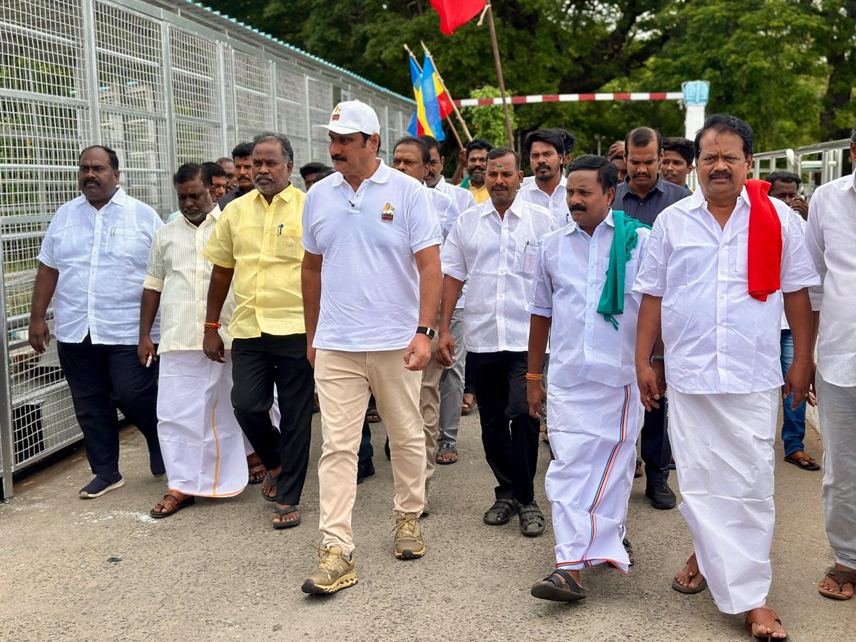 draramadoss's tweet photo. கர்நாடகத்தில், காவிரியின் குறுக்கே மேகதாதுவில் அணை கட்ட திட்டமிடும் கர்நாடக அரசை கண்டித்தும், இத்திட்டத்தை முழுமையாக கைவிட வலியுறுத்தியும், பிலிகுண்டுவில் இருந்து பூம்புகார் வரை நடைபெறும் நான்கு நாட்கள் பயணத்தில், 2000 ஆண்டுகளுக்கு முன்பு காவிரி ஆற்றின் குறுக்கே கரிகாலச் சோழனால் கட்டப்பட்ட உலகிலேயே மிகப் பழமையான நான்காவது நீர் மேலாண்மை திட்டமான கல்லணையை பார்வையிட்ட போது.!

#காவிரிகாப்போம்
#மேகதாதுஅணைதடுப்போம்
#CauveryKappom
#MekedatuAnaiThaduppom #MekadatuRally #CauveryRights #TamilNadu #PMK