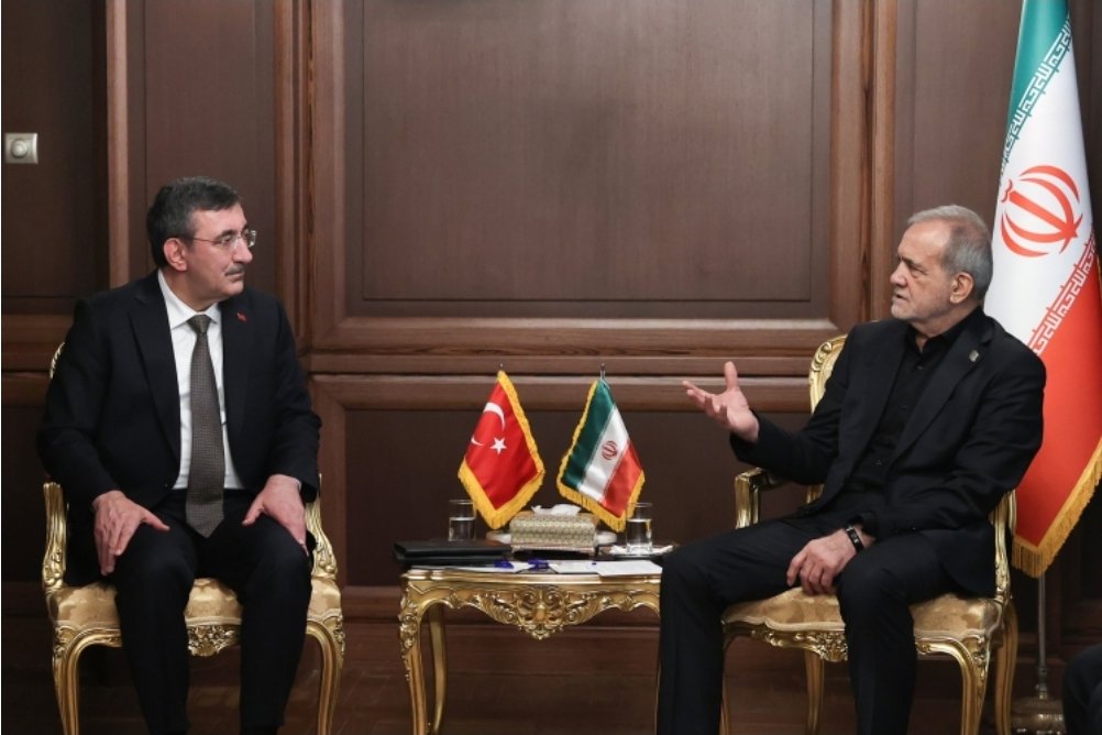 Iran_in_Turkiye's tweet photo. Türkiye Cumhuriyeti Cumhurbaşkanı Yardımcısı Sayın Cevdet Yılmaz'ın, Cumhurbaşkanımız  Sayın Dr. Mesud Pezeşkiyan ile gerçekleştirdiği görüşme. https://t.co/TcsoiCcFmU