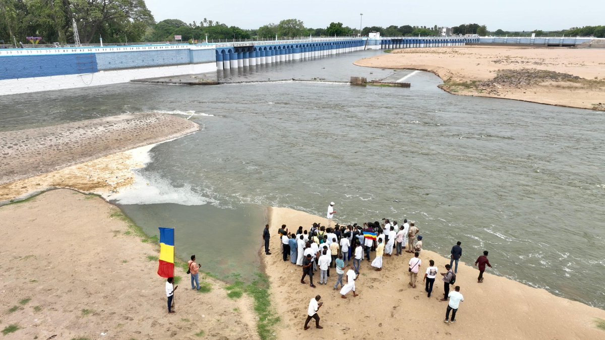 draramadoss's tweet photo. கர்நாடகத்தில், காவிரியின் குறுக்கே மேகதாதுவில் அணை கட்ட திட்டமிடும் கர்நாடக அரசை கண்டித்தும், இத்திட்டத்தை முழுமையாக கைவிட வலியுறுத்தியும், பிலிகுண்டுவில் இருந்து பூம்புகார் வரை நடைபெறும் நான்கு நாட்கள் பயணத்தில், 2000 ஆண்டுகளுக்கு முன்பு காவிரி ஆற்றின் குறுக்கே கரிகாலச் சோழனால் கட்டப்பட்ட உலகிலேயே மிகப் பழமையான நான்காவது நீர் மேலாண்மை திட்டமான கல்லணையை பார்வையிட்ட போது.!

#காவிரிகாப்போம்
#மேகதாதுஅணைதடுப்போம்
#CauveryKappom
#MekedatuAnaiThaduppom #MekadatuRally #CauveryRights #TamilNadu #PMK