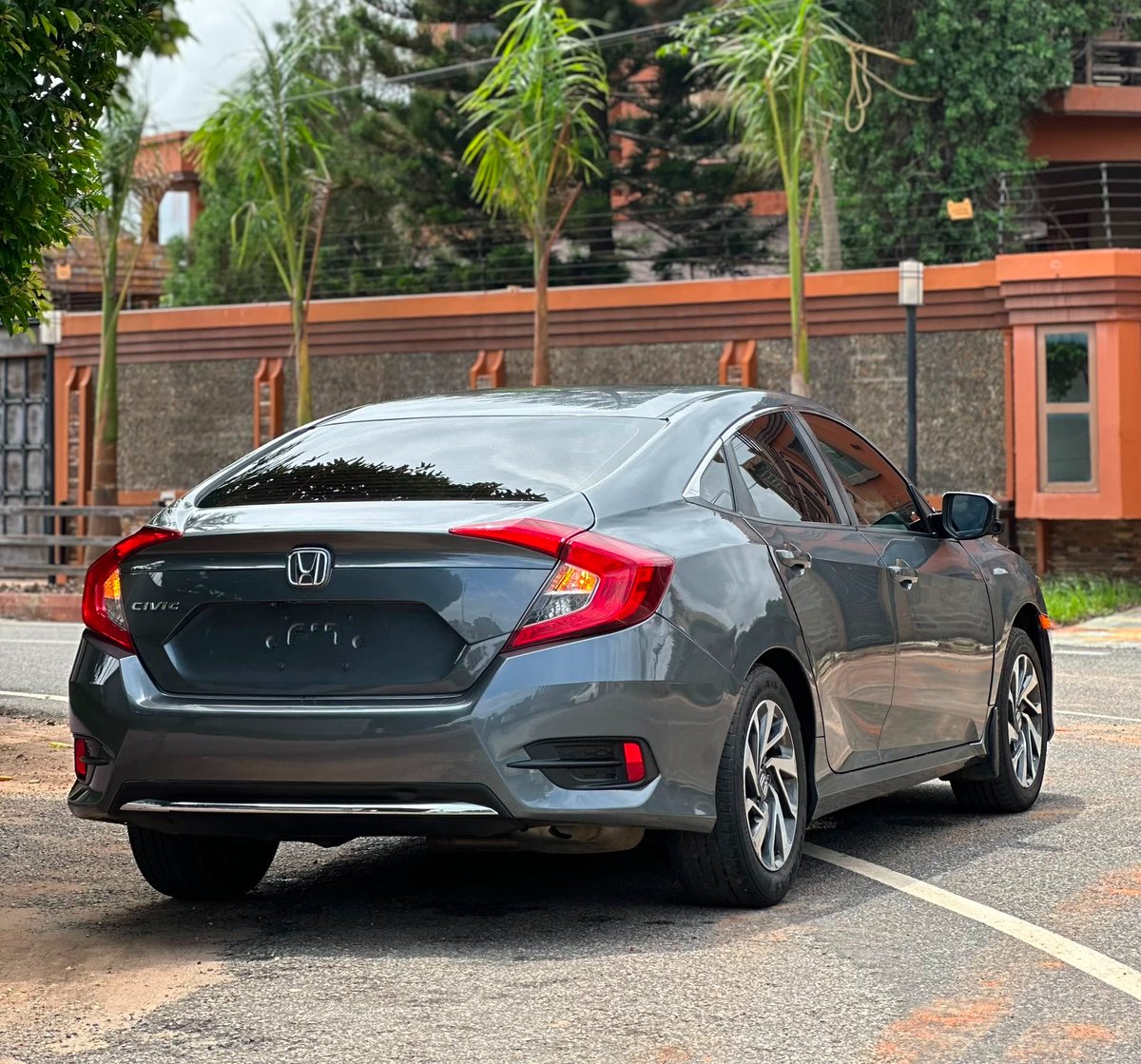 FrankDoe101's tweet photo. 2020 Honda Civic EX 🔥
📍 70,000 miles
PRICE - 199k p3 😁

✅ 2.0L i-VTEC Engine ✅ Smart Keyless Entry
✅ Sunroof  ✅ Apple CarPlay &amp; Android Auto ✅ Reverse Camera 
📩 DM or WhatsApp 0279070855 for the price, more photos, or to arrange a viewing. https://t.co/4ls5aU4JgZ