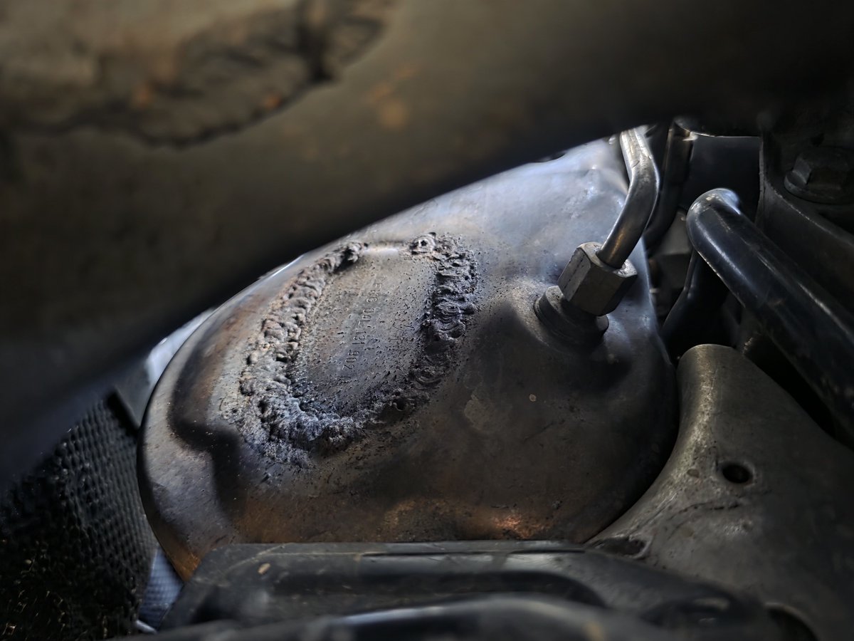 theTravellerke_'s tweet photo. Honestly what I have been asking myself how could the inspection team missed this because it's no where in the report and photos she shared in it..... This I discovered myself one month later

This alone would have been a red flag for me to avoid that VW https://t.co/biiupqmx16