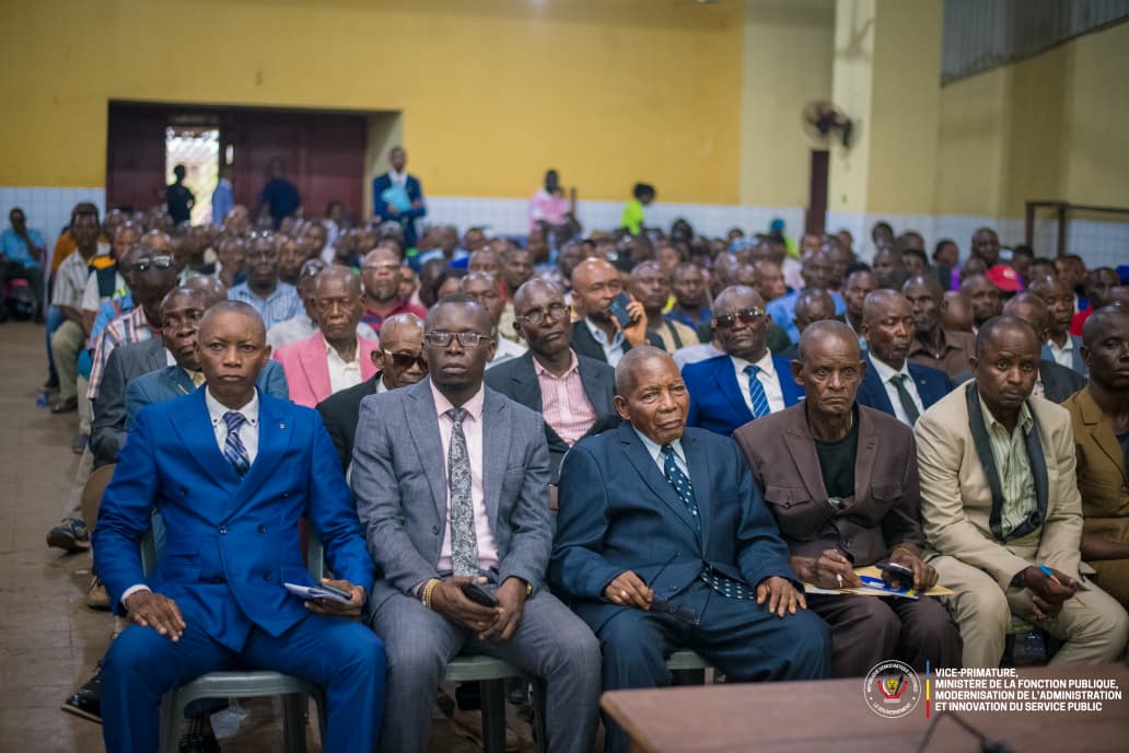 FPubliqueRDC's tweet photo. #ItinéranceAdministrative 🇨🇩 | À Mbandaka, le VPM Jean-Pierre @LihauEbua a procédé à la publication officielle des annuaires alphabétiques et numériques des Fonctionnaires et Agents de l’État de la province de l’Équateur.

Bien plus qu’un simple répertoire, ces annuaires constituent un outil de transparence, de bonne gouvernance et de sécurisation des carrières. Ils permettent à chaque Agent de retrouver son identité administrative dans un fichier officiel, indispensable à une gestion moderne des ressources humaines de l’État.

#FonctionPubliqueRDC #Réformes #AdministrationPublique #Équateur
