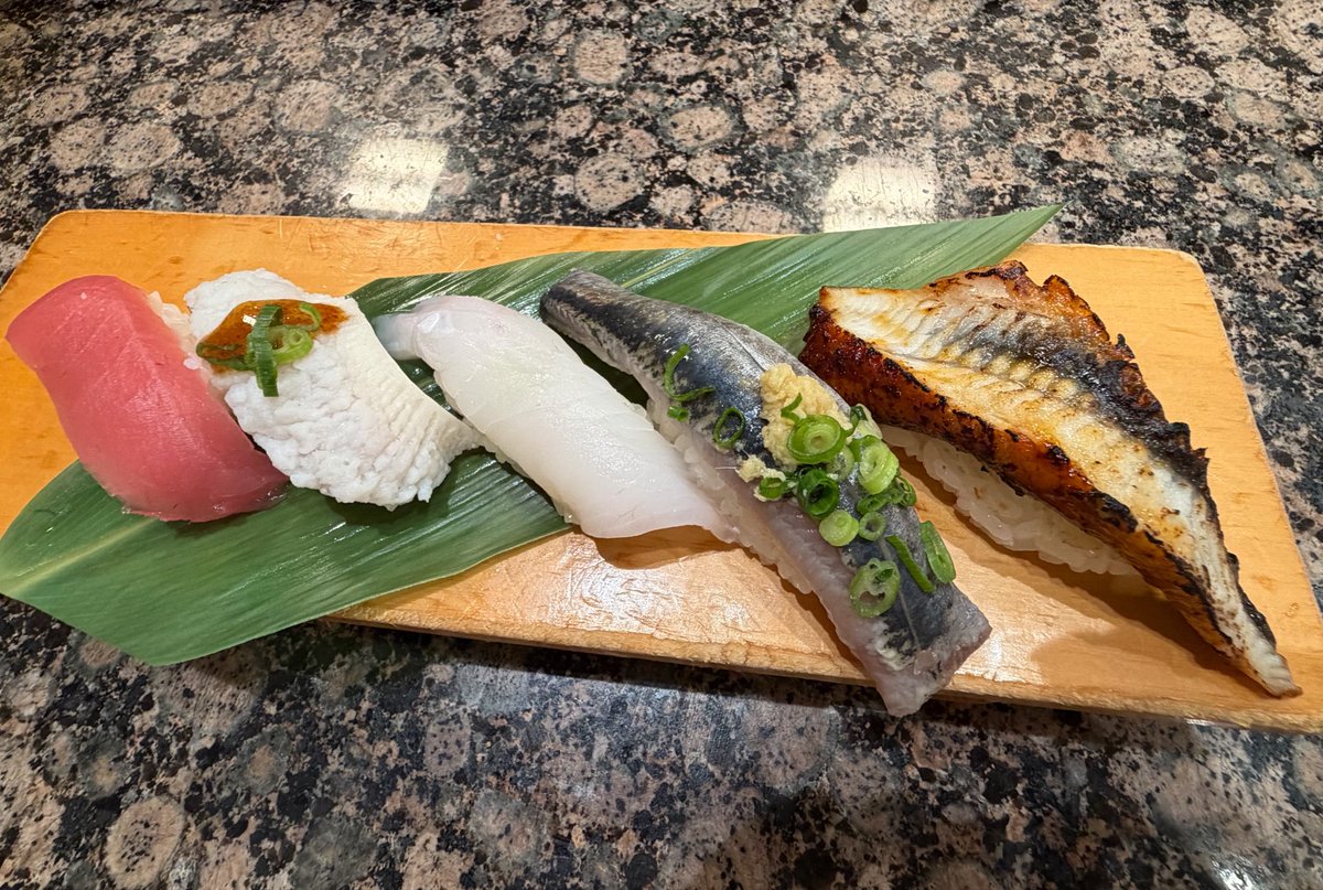 aym_06st's tweet photo. 長女がボーナス入ったからご馳走してくれるって事でお寿司食べに来たー🍣😋
TMDは帰って帰ってからのお楽しみにする🥹 https://t.co/eDNsiOII6C