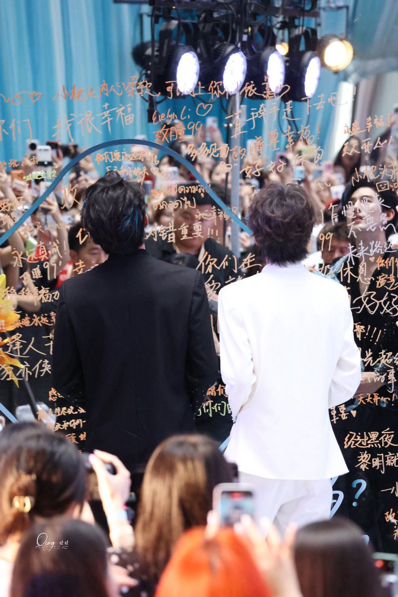 Azusa_BFC's tweet photo. แล้วภาษาไทยอยู่ตรงกลางเลยนะ ตัวแทนคนไทยมารับรางวัลด่วยค่ะ55555 https://t.co/qNwnaViCka