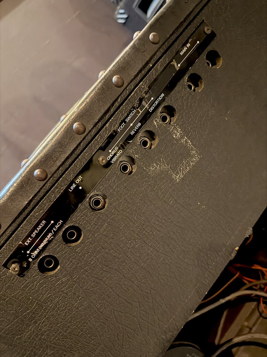 zooguitars's tweet photo. 年季の入ったリハスタで遭遇したJCのリアパネルが驚愕の年代物。Quad Cortexをリターン挿ししようとしたら、見たことないパネルで一瞬フリーズ。

無事音は出たもののスピーカーの経年劣化が半端なく、狙ったサウンドにならず大難儀。昭和の生きた化石JC、手強すぎ💦 https://t.co/r9BP8N8SwI